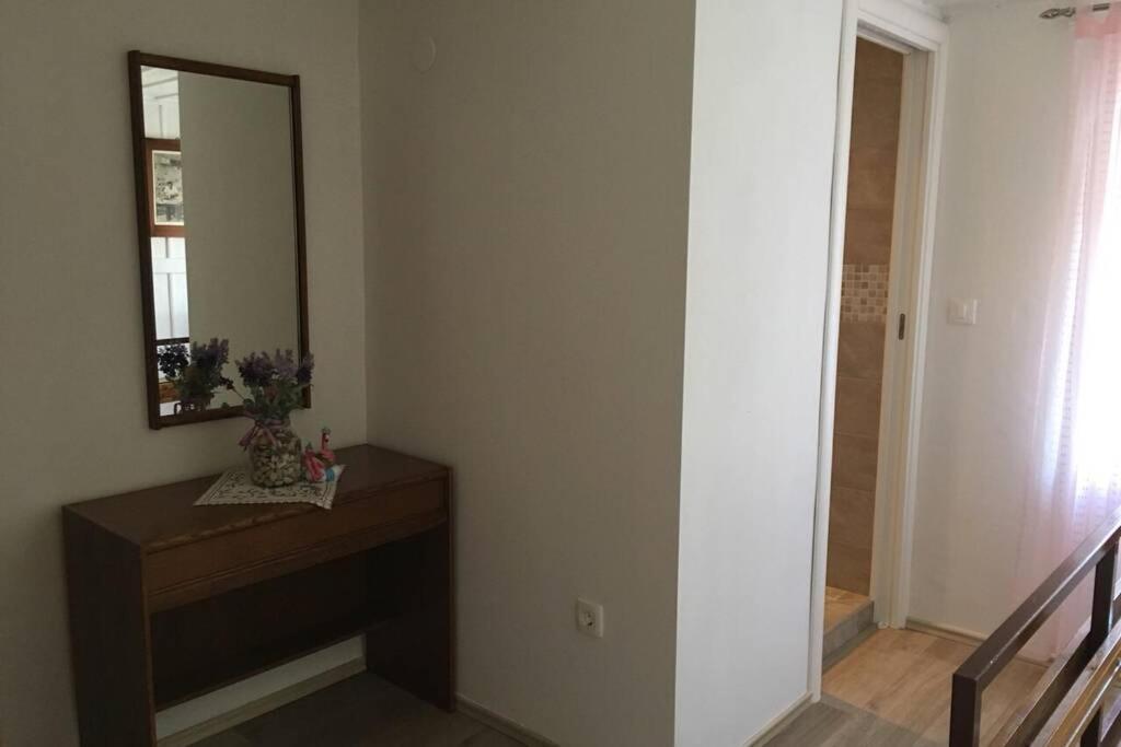 Appartement Apartman Knezovic à Stari Grad  Extérieur photo