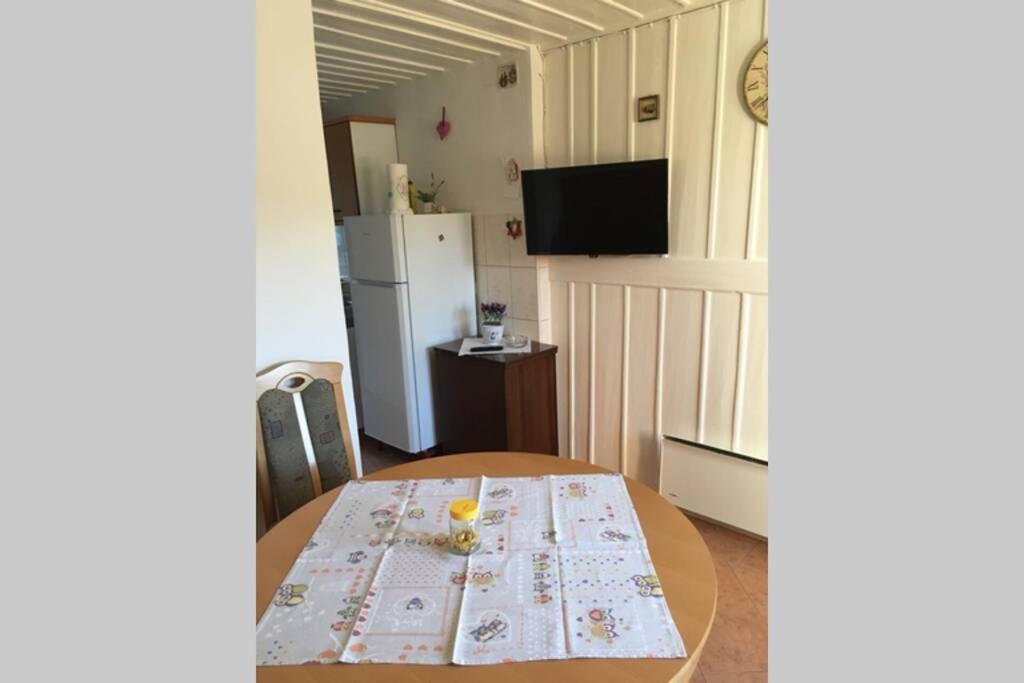 Appartement Apartman Knezovic à Stari Grad  Extérieur photo