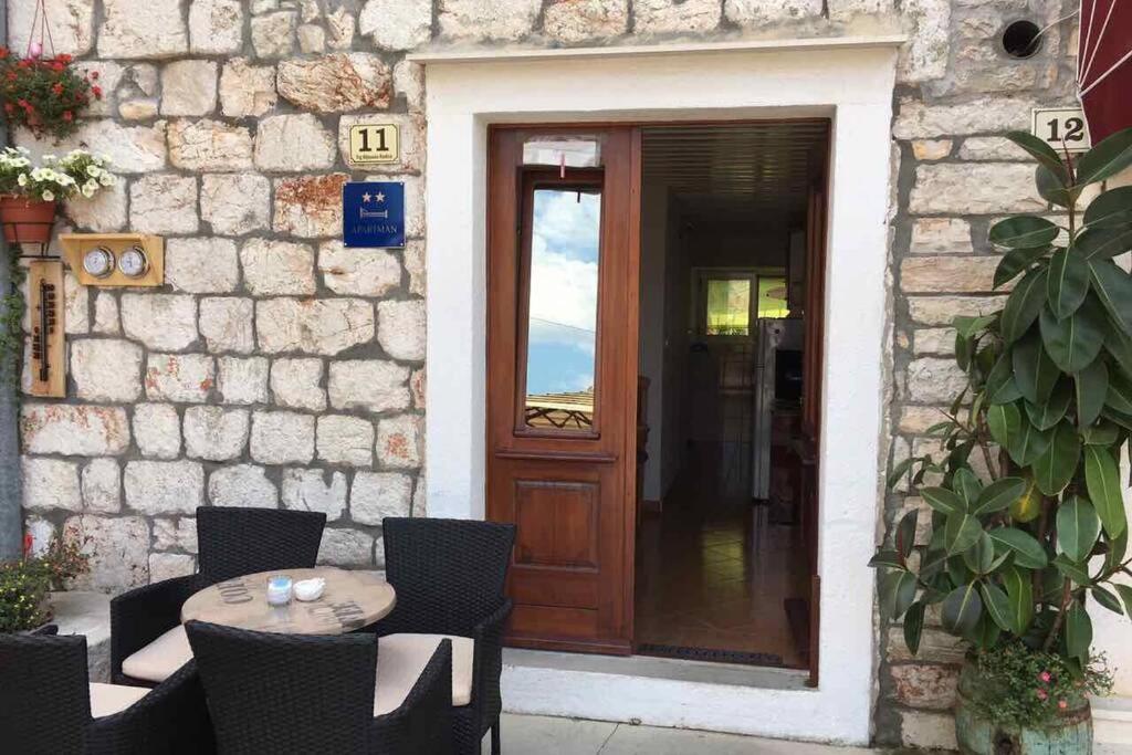 Appartement Apartman Knezovic à Stari Grad  Extérieur photo